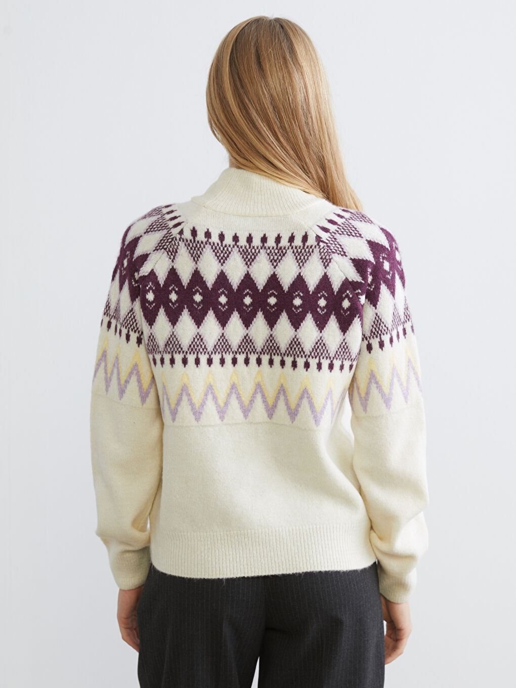 მაღალყელიანი ნიმუშიანი ქალებისთვის ტრიკოტაჟის სვიტერი-3