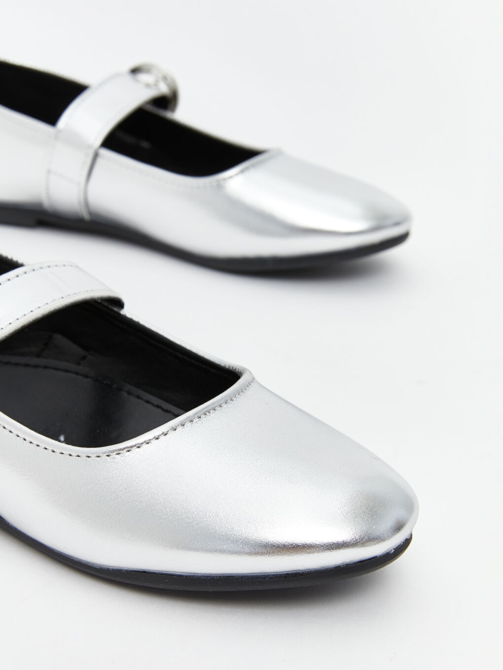 Gri Parlak Deri Görünümlü Kız Çocuk Babet-2