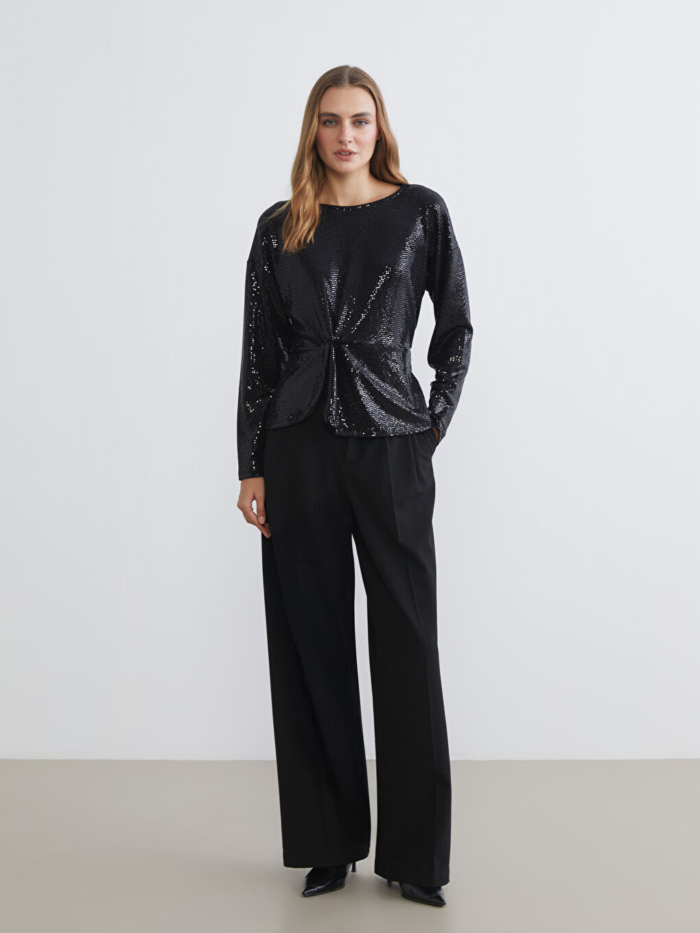 Siyah Bisiklet Yaka Büzgülü Payetli Bluz-3