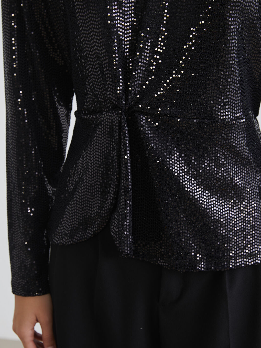 Siyah Bisiklet Yaka Büzgülü Payetli Bluz-5