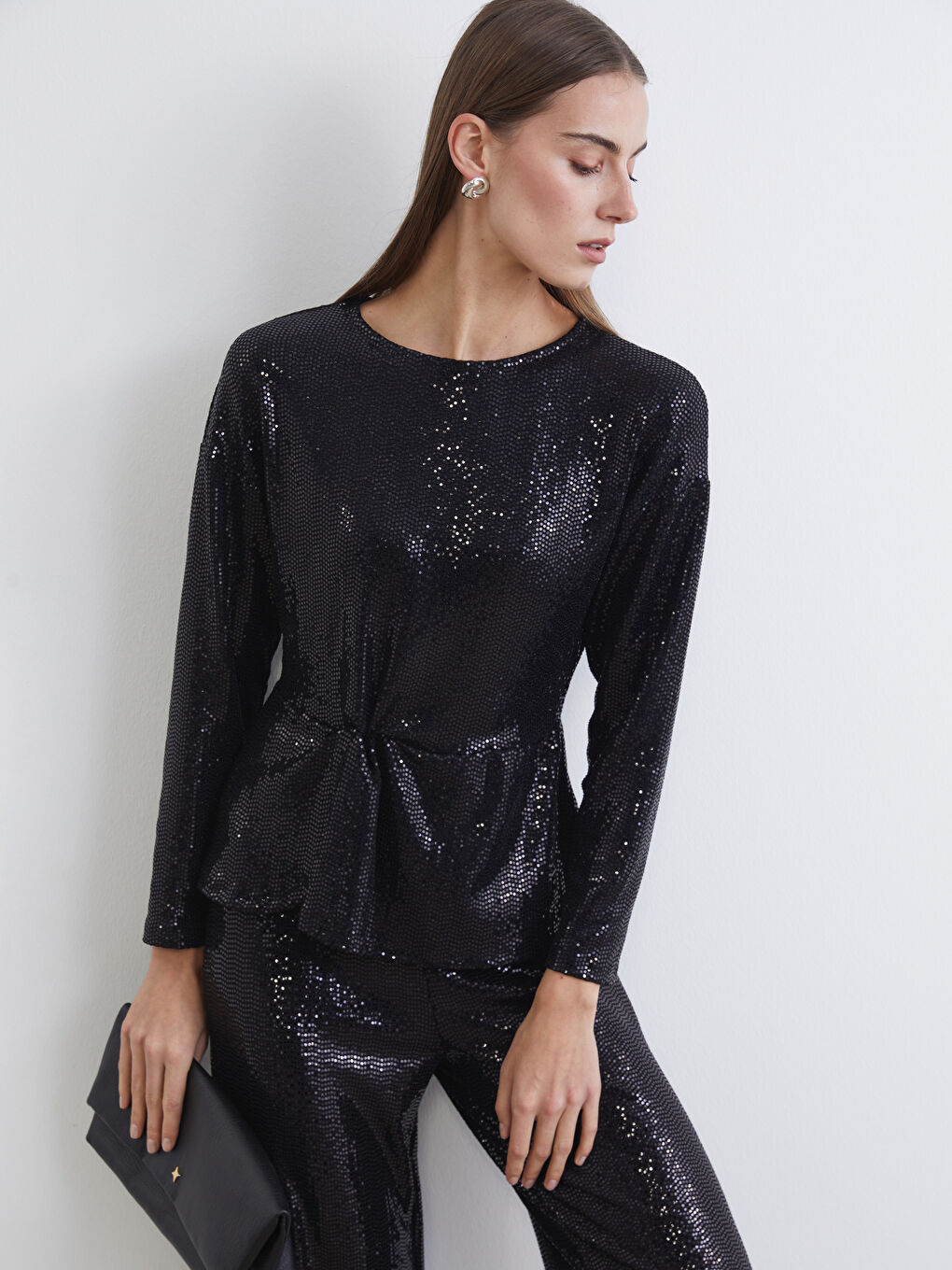 Siyah Bisiklet Yaka Büzgülü Payetli Bluz-1