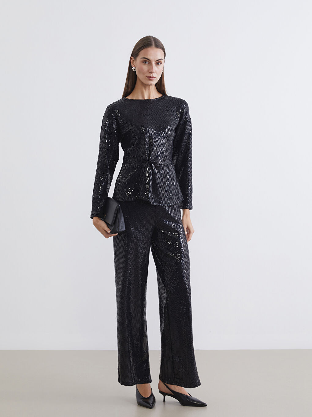 Siyah Bisiklet Yaka Büzgülü Payetli Bluz-2