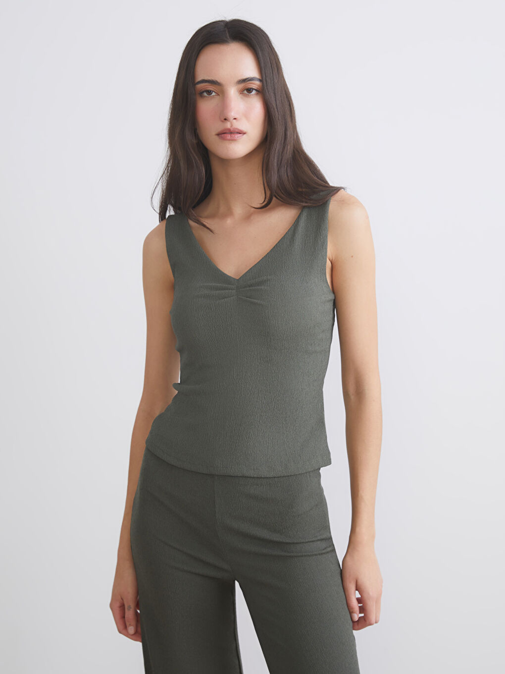 Haki V Yaka Dokulu Büzgülü Bluz