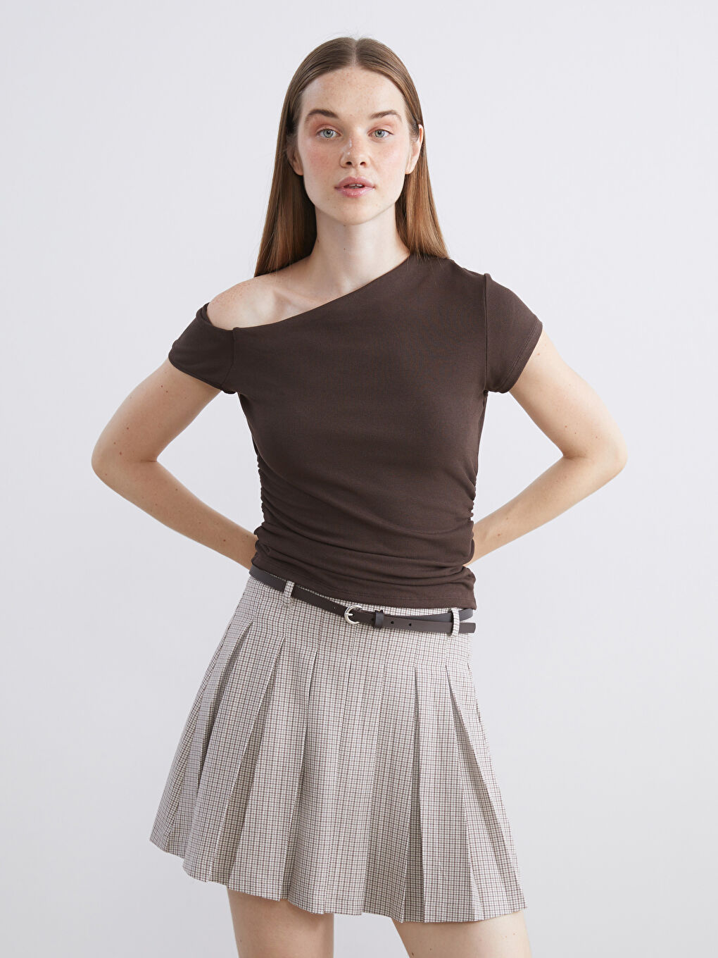 Kahverengi Kayık Yaka Büzgülü Bluz