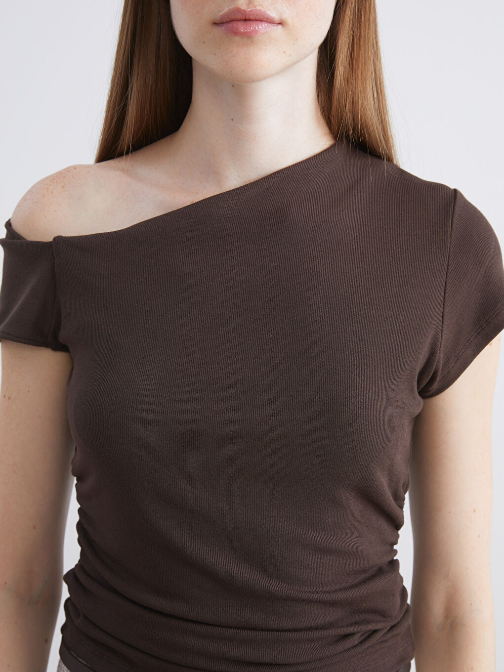 Kahverengi Kayık Yaka Büzgülü Bluz-2