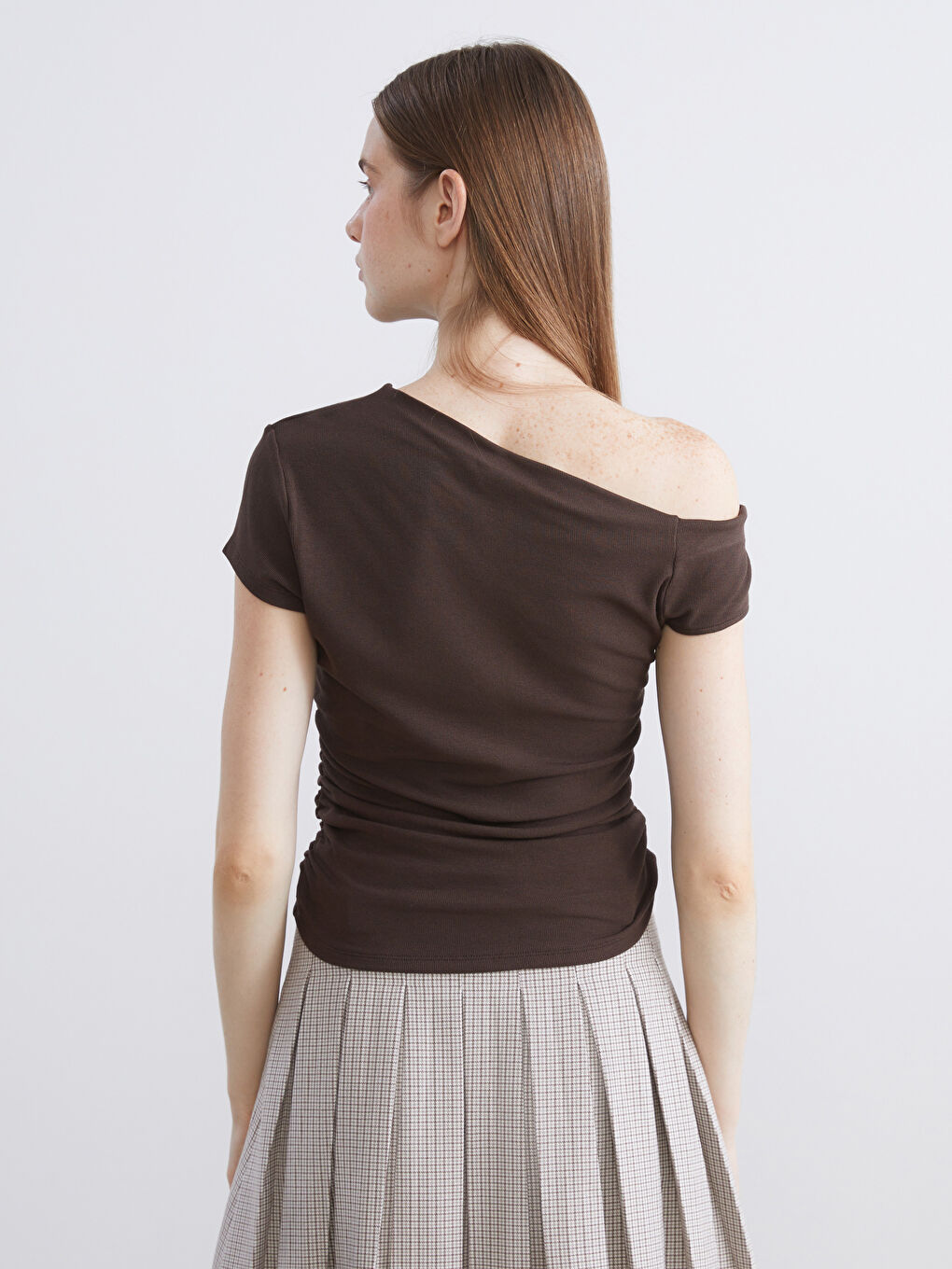 Kahverengi Kayık Yaka Büzgülü Bluz-3