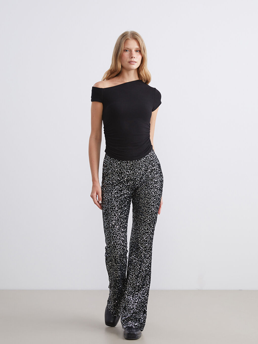 Siyah Kayık Yaka Büzgülü Bluz-1