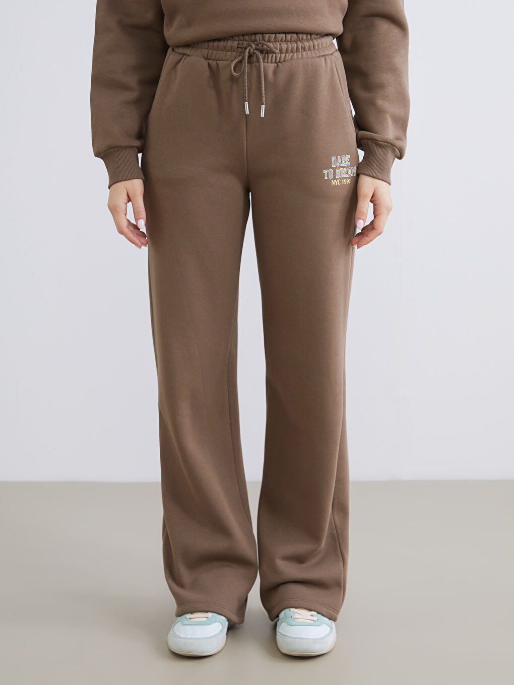 Kahverengi Beli Lastikli Baskılı Geniş Paça Kadın Eşofman Altı-1