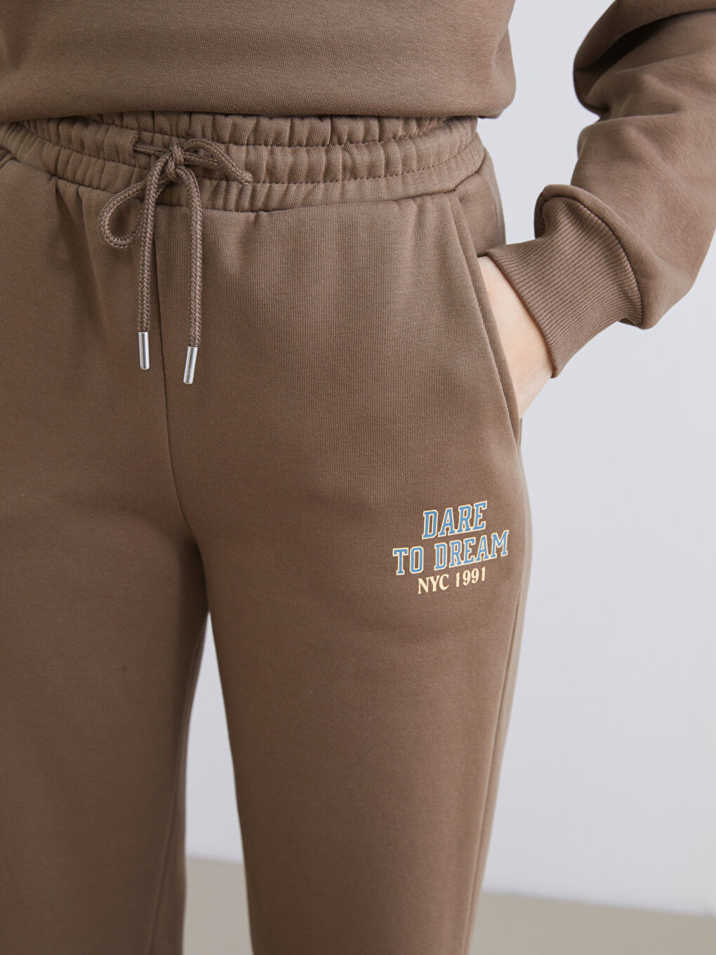 Kahverengi Beli Lastikli Baskılı Geniş Paça Kadın Eşofman Altı-2