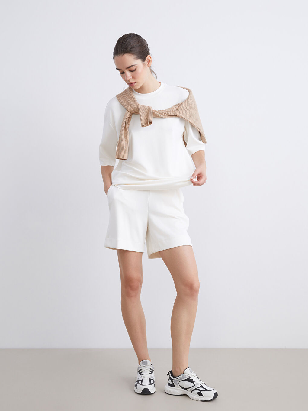 Ekru Beli Lastikli Kadın Şort