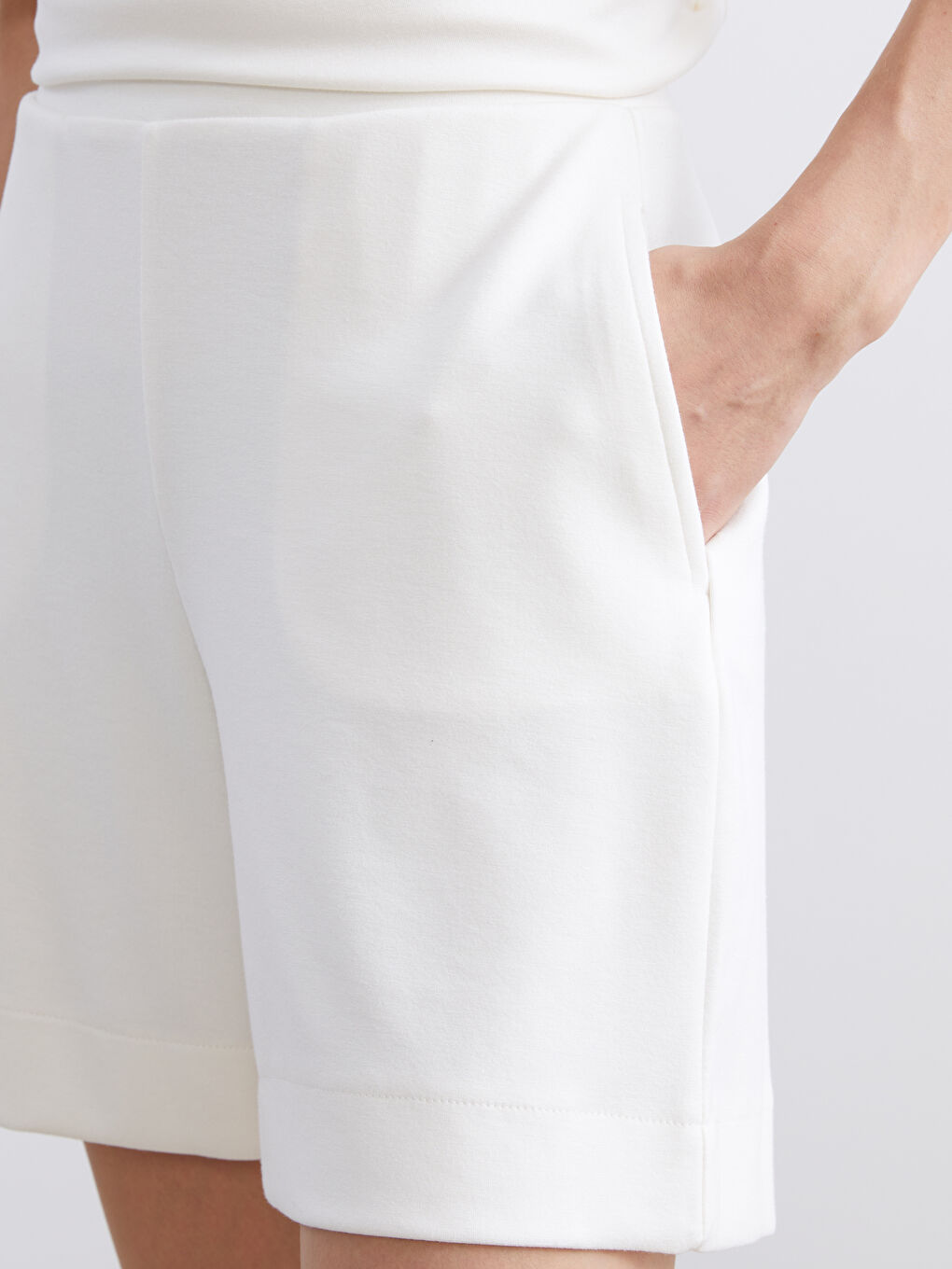 Ekru Beli Lastikli Kadın Şort-2