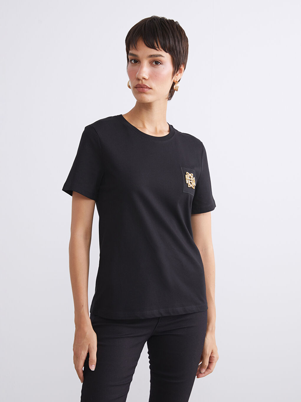 Siyah Bisiklet Yaka Metal Süs Detaylı Kadın Tişört