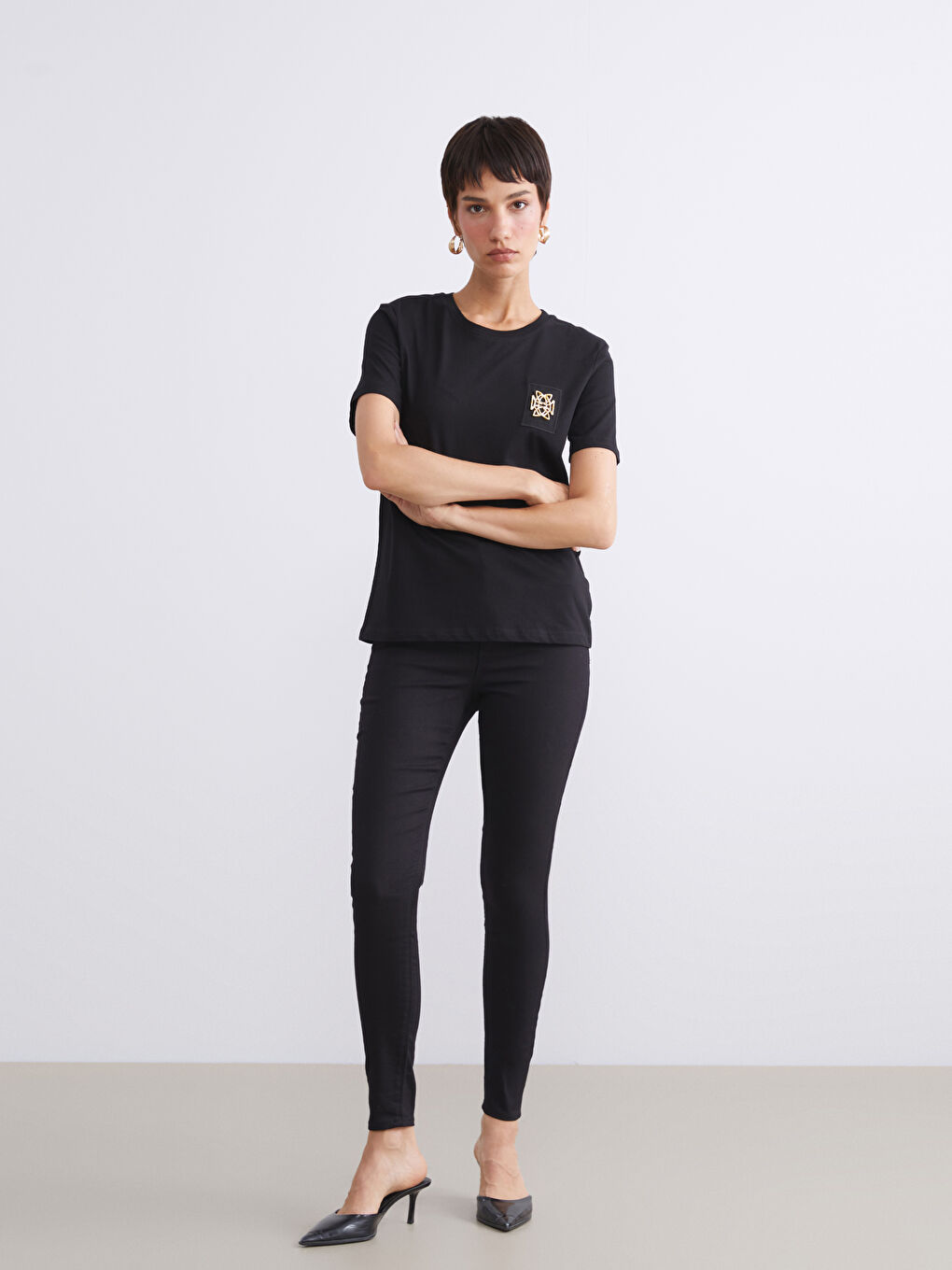 Siyah Bisiklet Yaka Metal Süs Detaylı Kadın Tişört-1