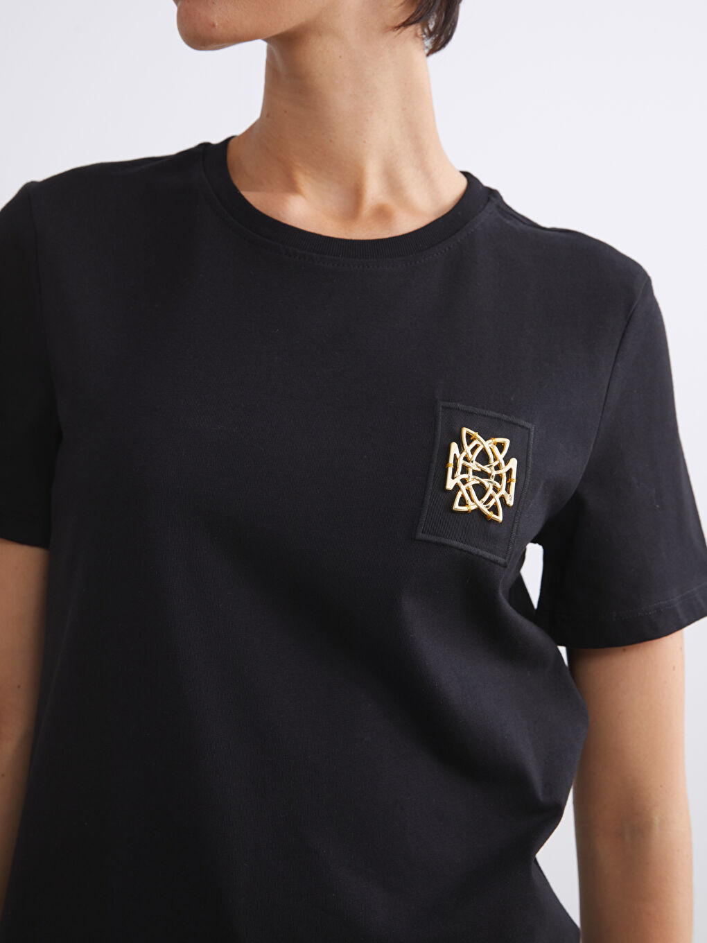 Siyah Bisiklet Yaka Metal Süs Detaylı Kadın Tişört-2