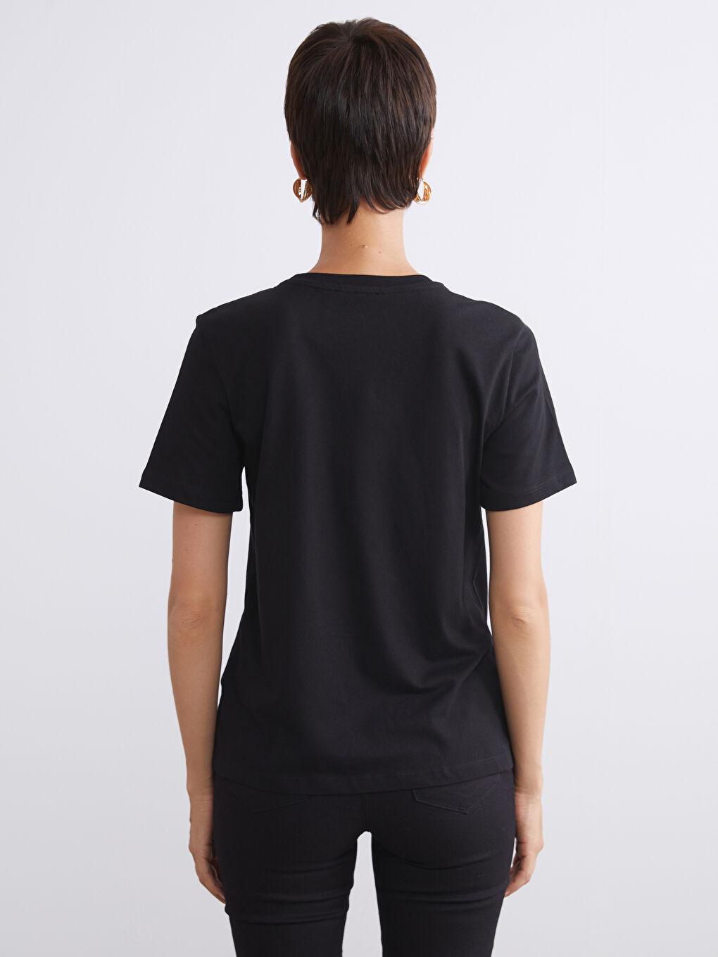 Siyah Bisiklet Yaka Metal Süs Detaylı Kadın Tişört-3