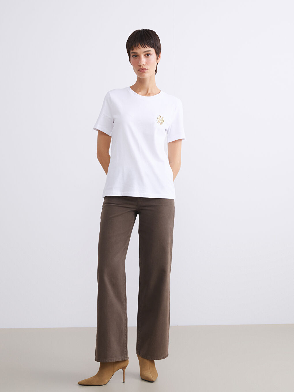 Beyaz Bisiklet Yaka Metal Süs Detaylı Kadın Tişört-1