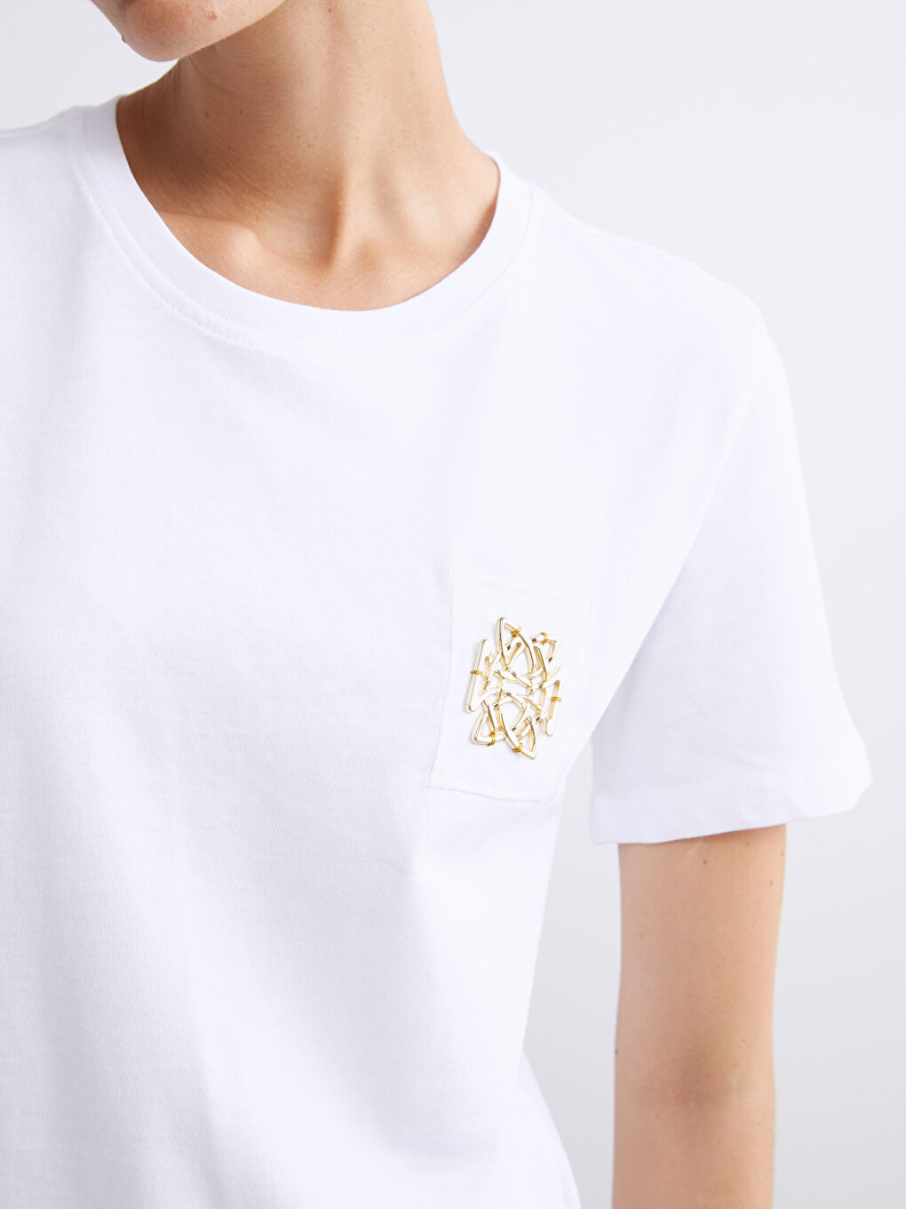 Beyaz Bisiklet Yaka Metal Süs Detaylı Kadın Tişört-2