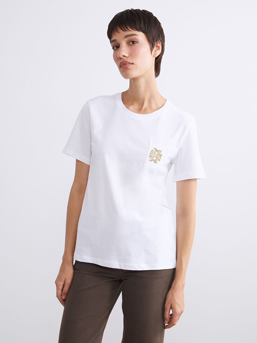 Beyaz Bisiklet Yaka Metal Süs Detaylı Kadın Tişört-3