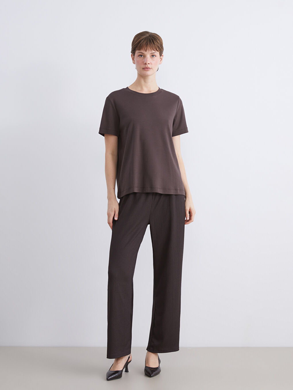 Kahverengi Bisiklet Yaka Kadın Tişört-1