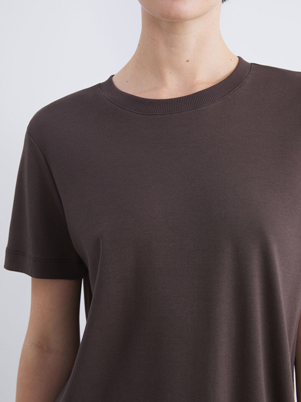 Kahverengi Bisiklet Yaka Kadın Tişört-2