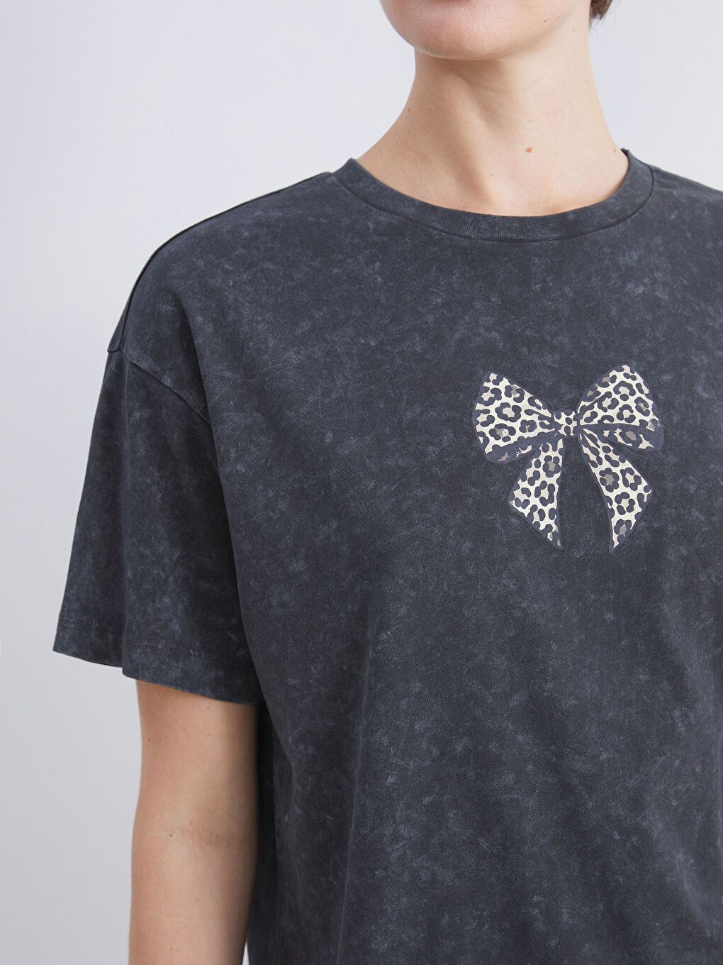 Mavi Bisiklet Yaka Fiyonk Baskılı Kadın Tişört-2