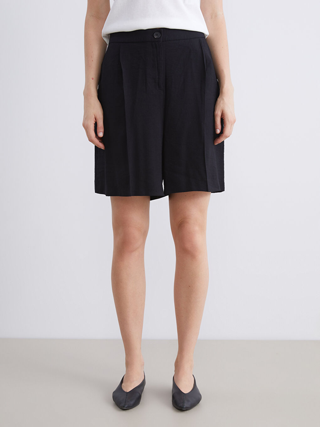 Siyah Beli Lastikli Kadın Pileli Şort-1