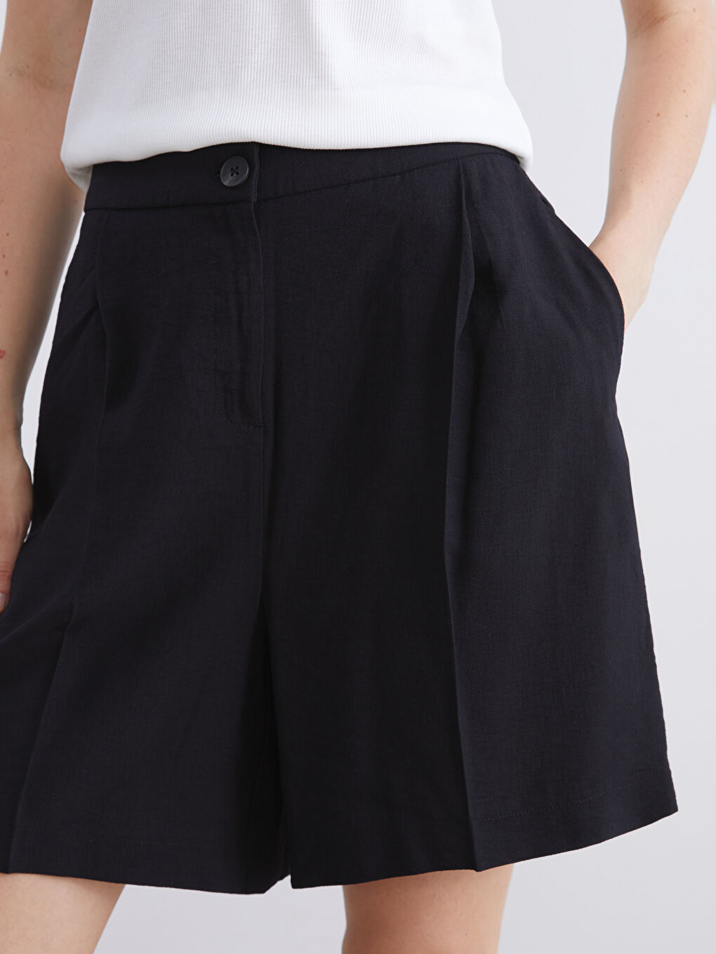 Siyah Beli Lastikli Kadın Pileli Şort-2