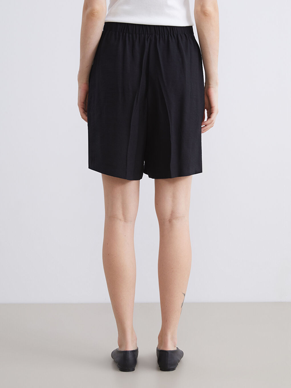 Siyah Beli Lastikli Kadın Pileli Şort-3