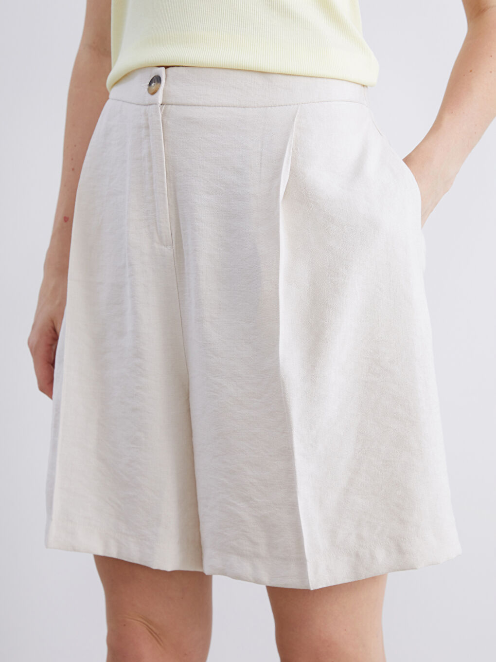 Gri Beli Lastikli Kadın Pileli Şort-2