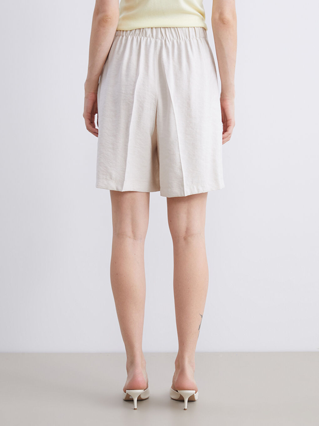 Gri Beli Lastikli Kadın Pileli Şort-3