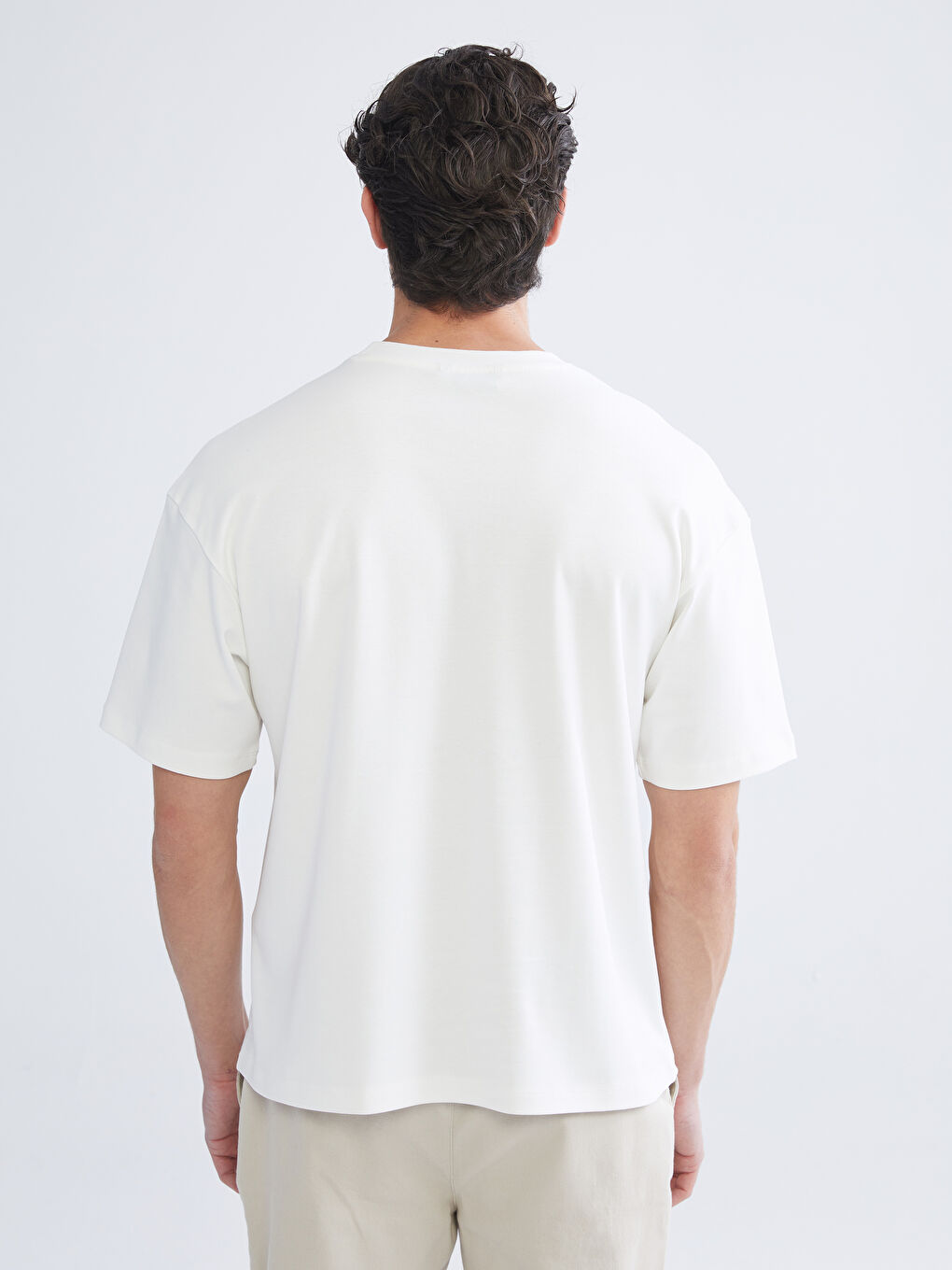 Ерлерге арналған дөңгелек жағалы футболка-3