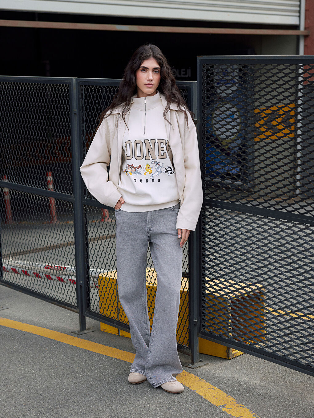 Bej Bugs Bunny Baskılı Oversize Kadın Kalın Sweatshirt