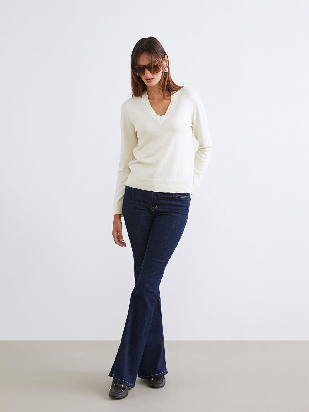 Ekru V Yaka Kadın Triko Kazak-1