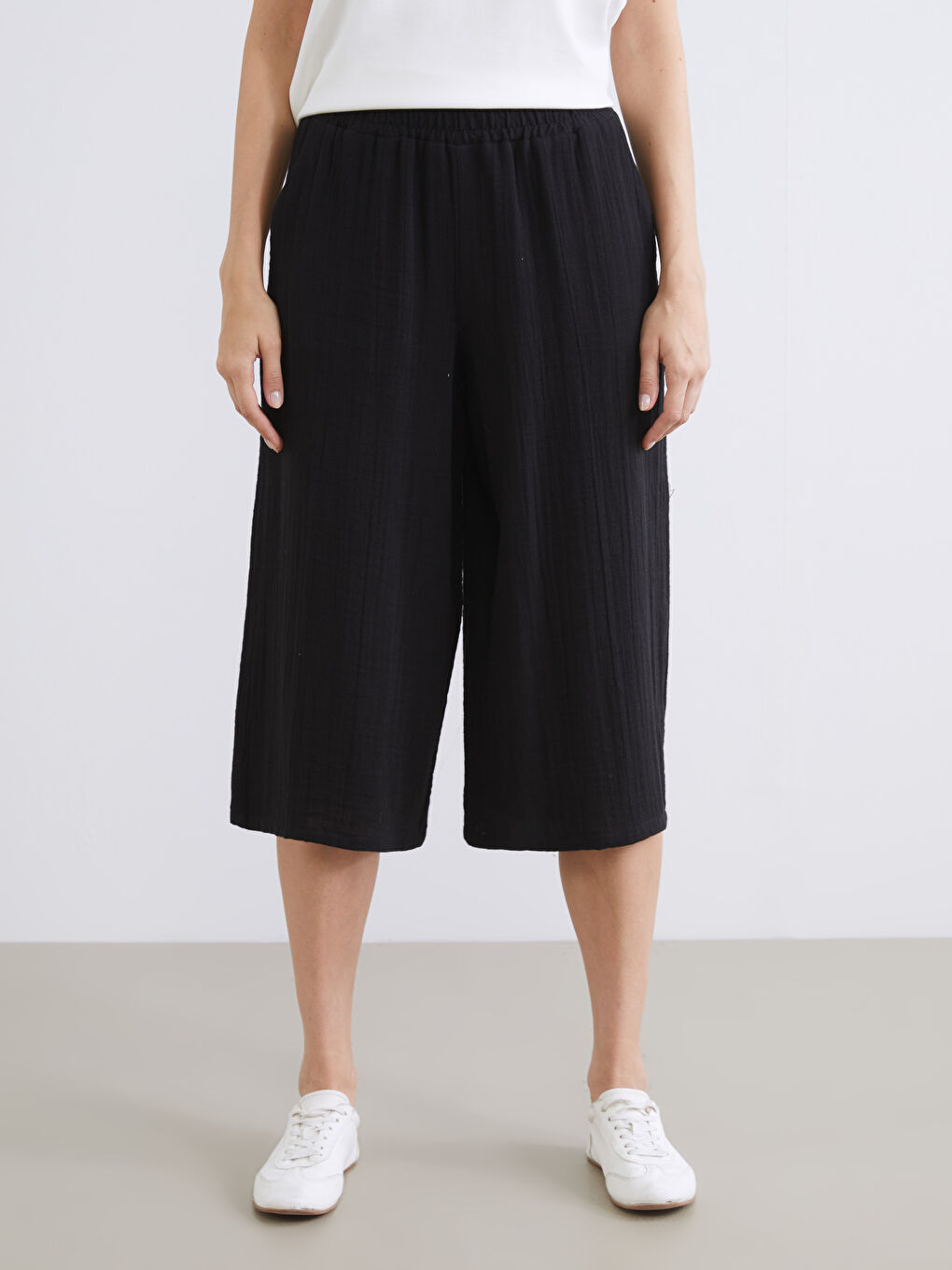 Siyah Beli Lastikli Kadın Kapri-1