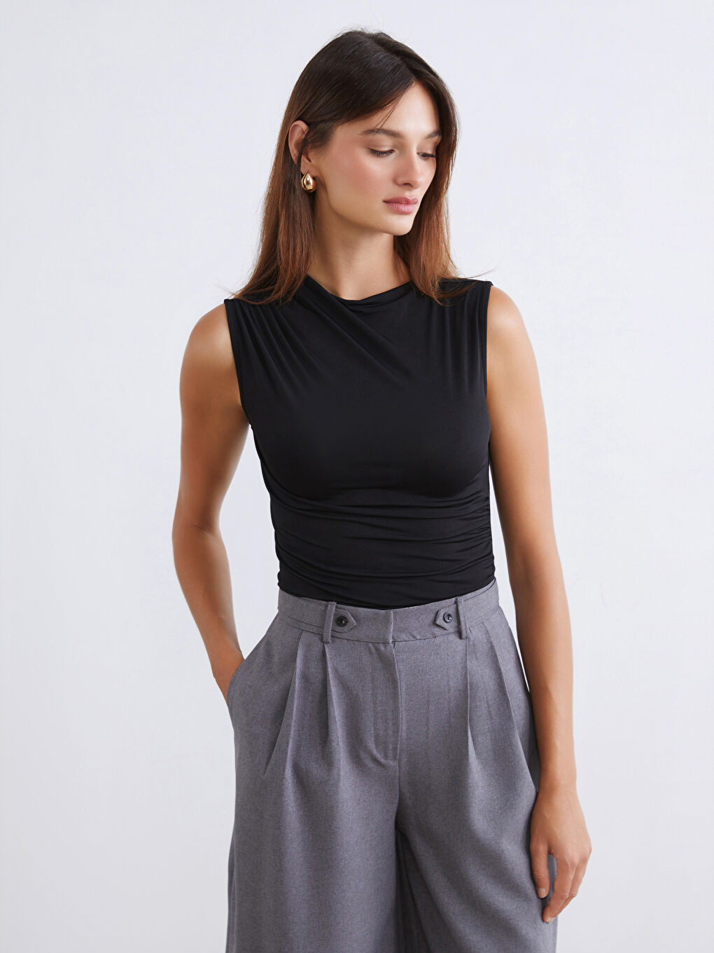 Siyah Dik Yaka Büzgülü Bluz