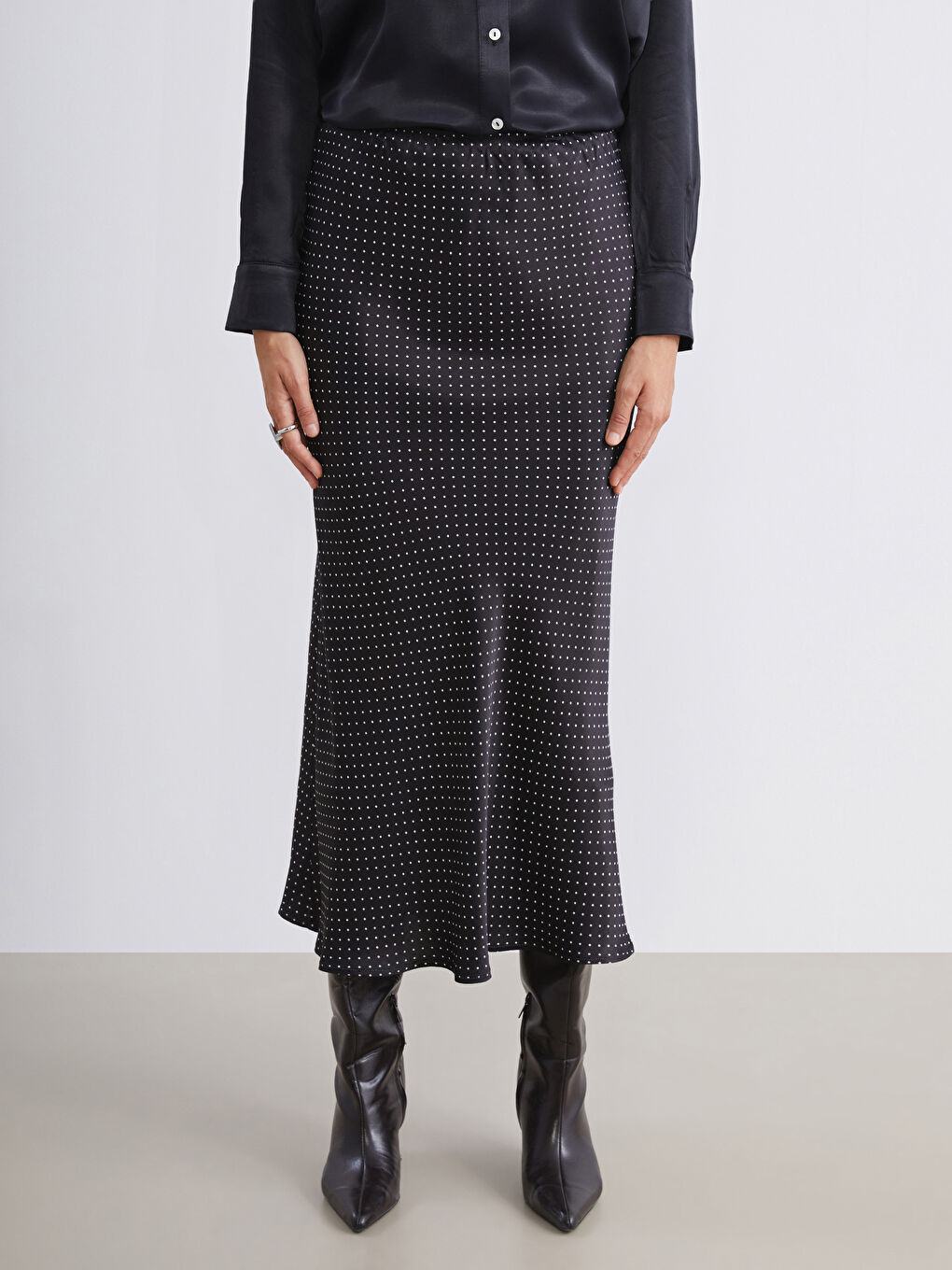 Siyah Beli Lastikli Puantiyeli Saten Etek-1