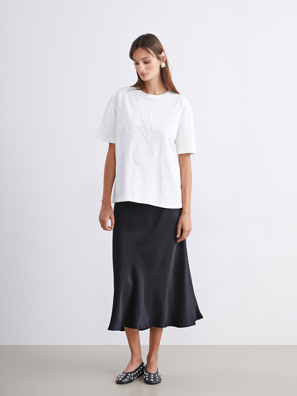 Ekru Bisiklet Yaka Nakışlı Oversize Kadın Tişört-1