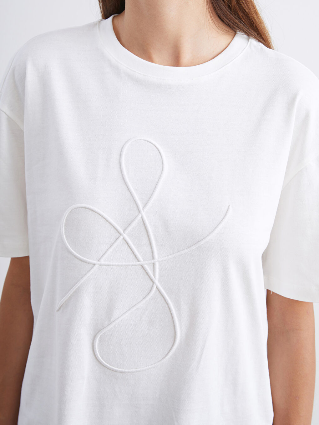 Ekru Bisiklet Yaka Nakışlı Oversize Kadın Tişört-2