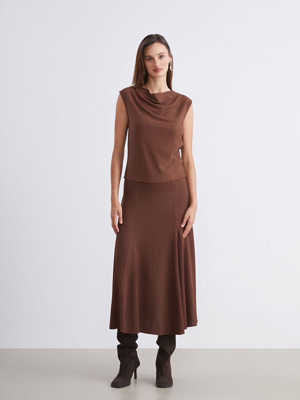 Kahverengi Dökümlü Yaka Dokulu Bluz-1