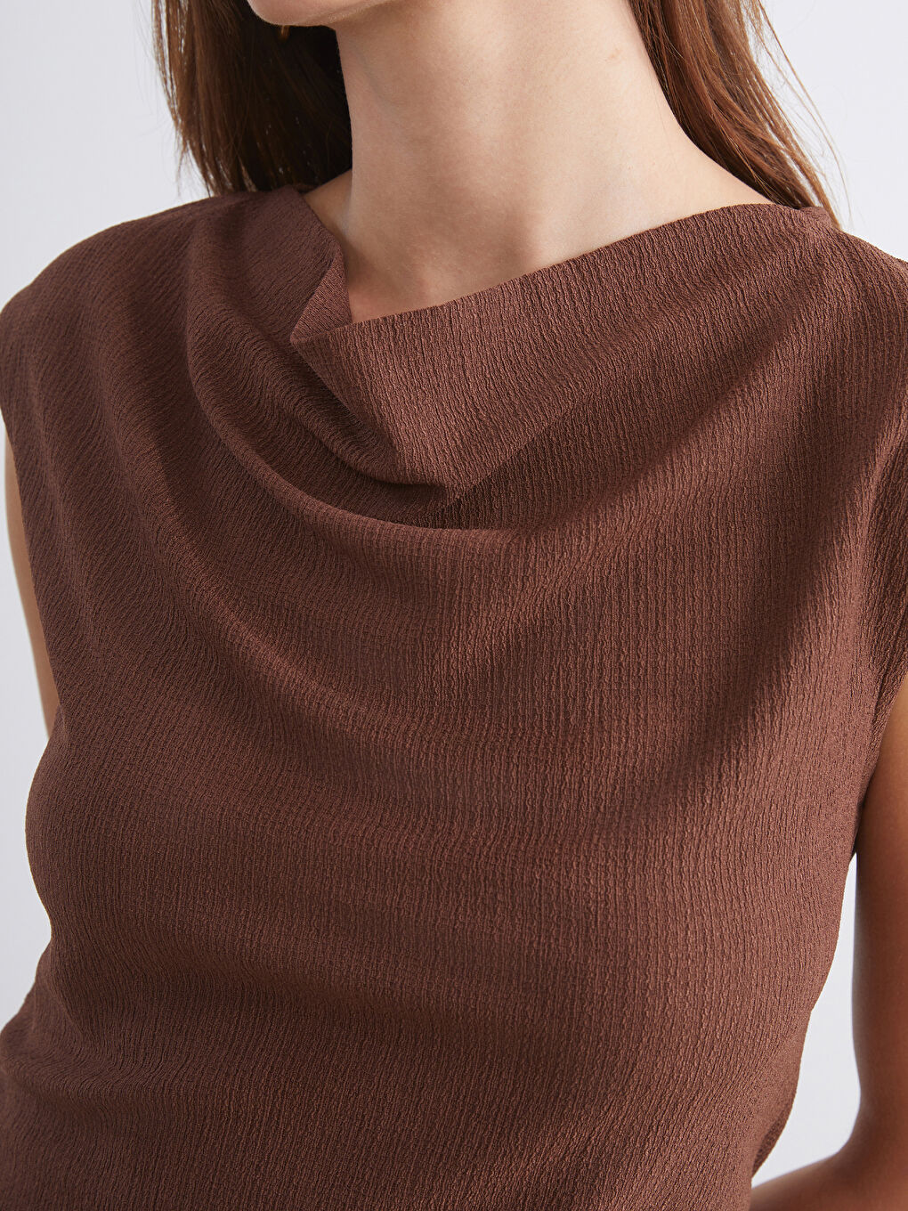 Kahverengi Dökümlü Yaka Dokulu Bluz-2