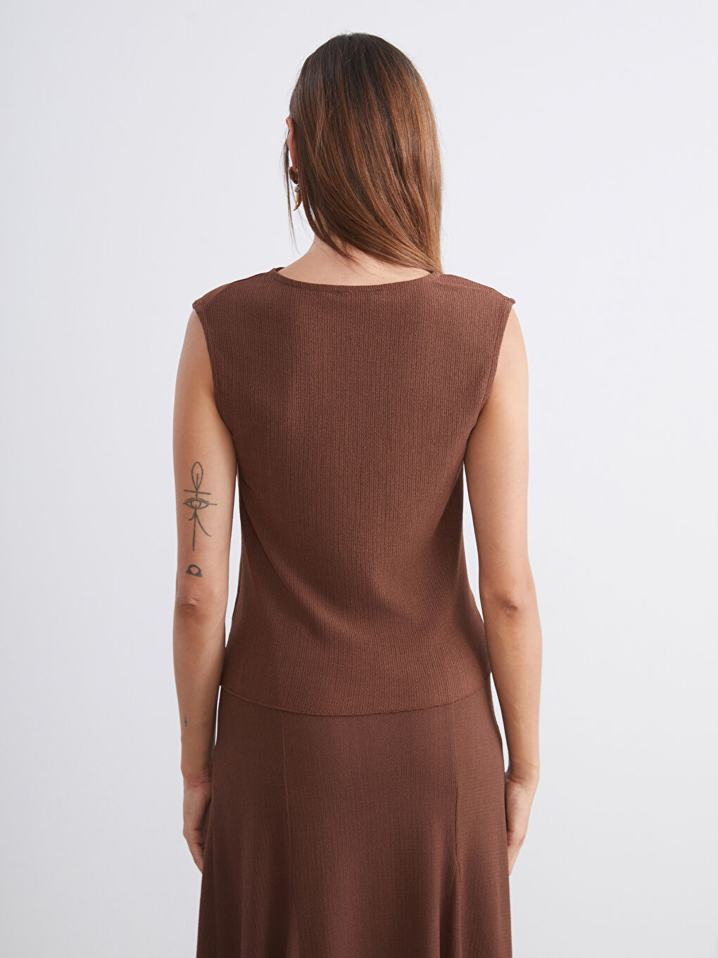 Kahverengi Dökümlü Yaka Dokulu Bluz-3