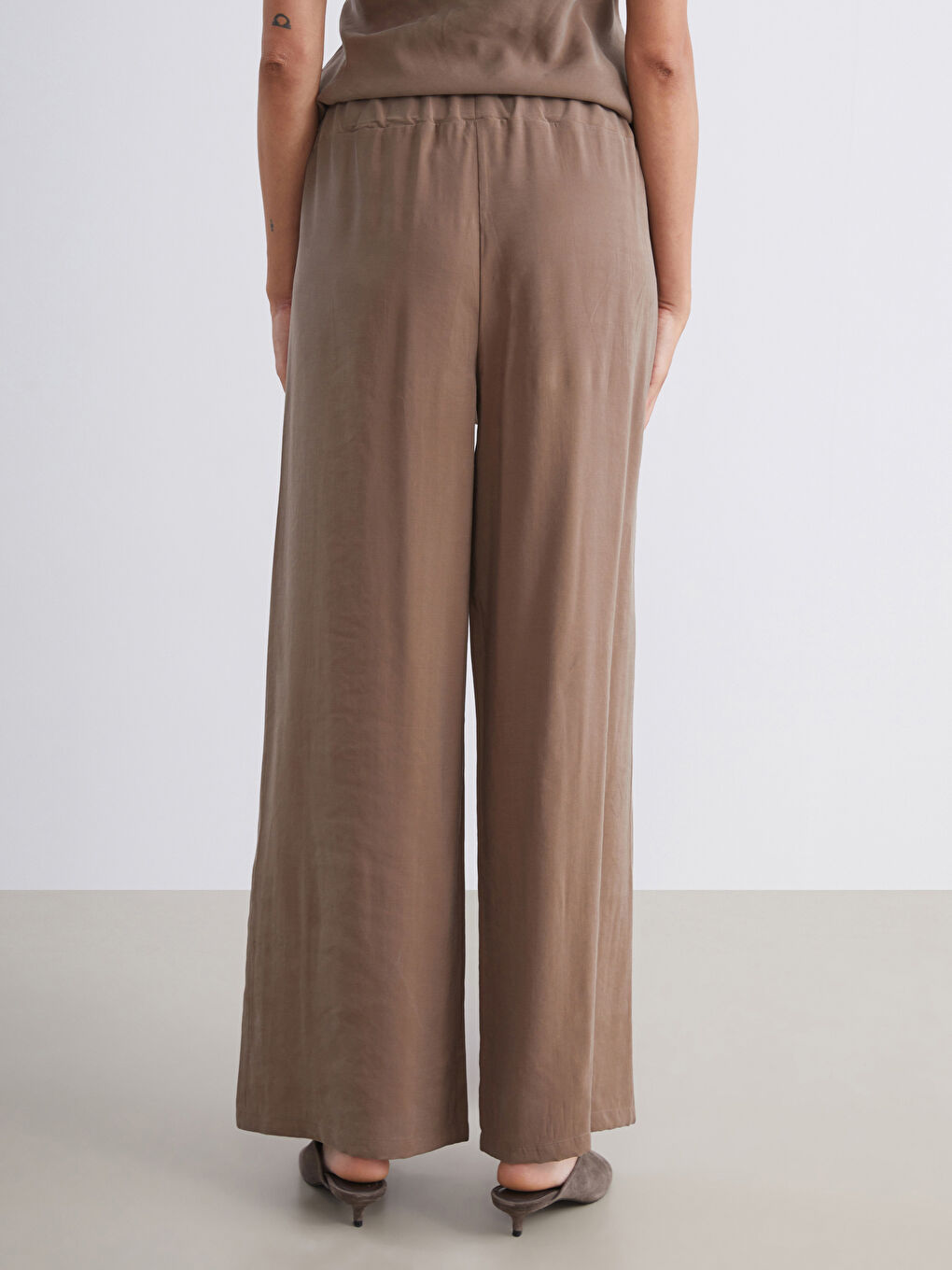 Bej Beli Lastikli Geniş Paça Kadın Pantolon-3