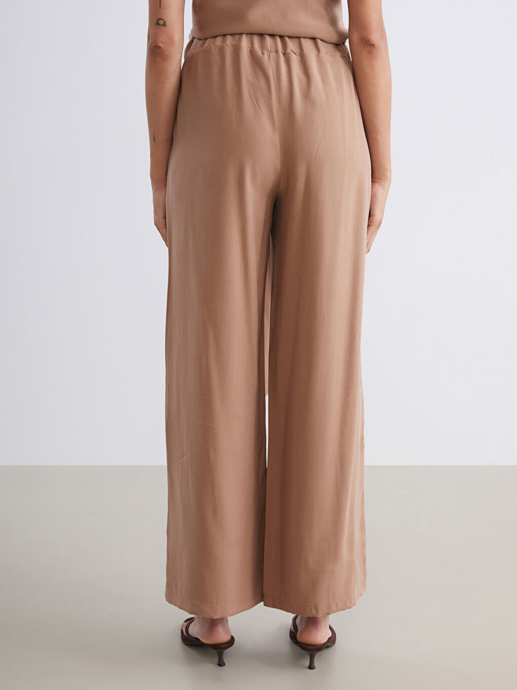 Kahverengi Beli Lastikli Geniş Paça Kadın Pantolon-3