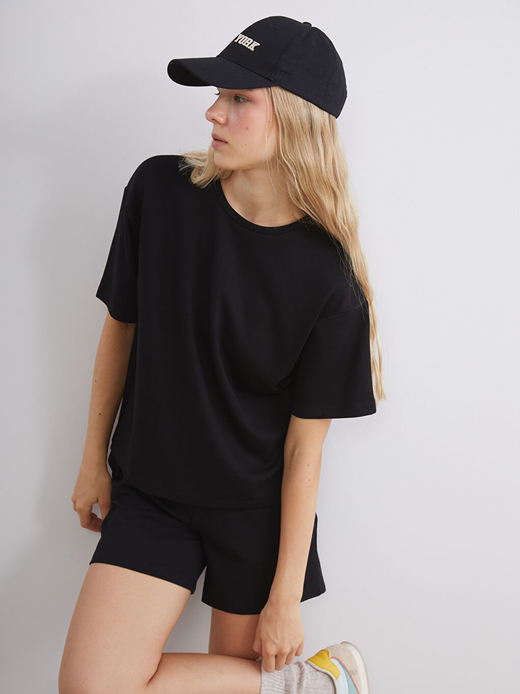 Siyah Bisiklet Yaka Kadın Tişört