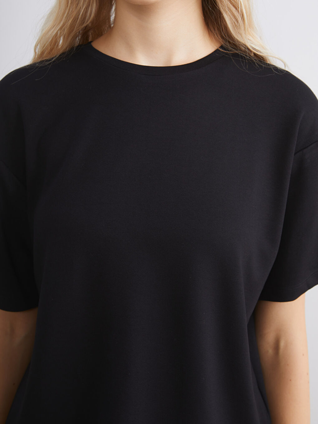 Siyah Bisiklet Yaka Kadın Tişört-2