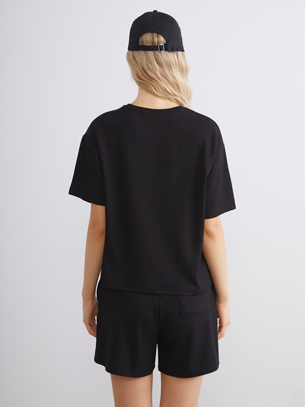 Siyah Bisiklet Yaka Kadın Tişört-3