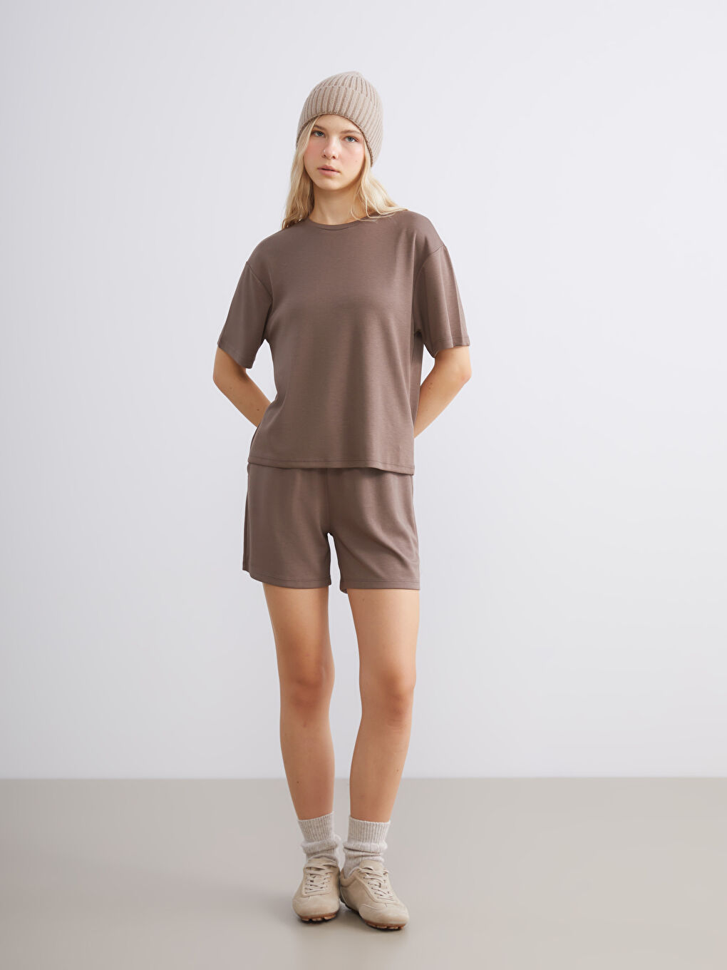 Kahverengi Bisiklet Yaka Kadın Tişört-1