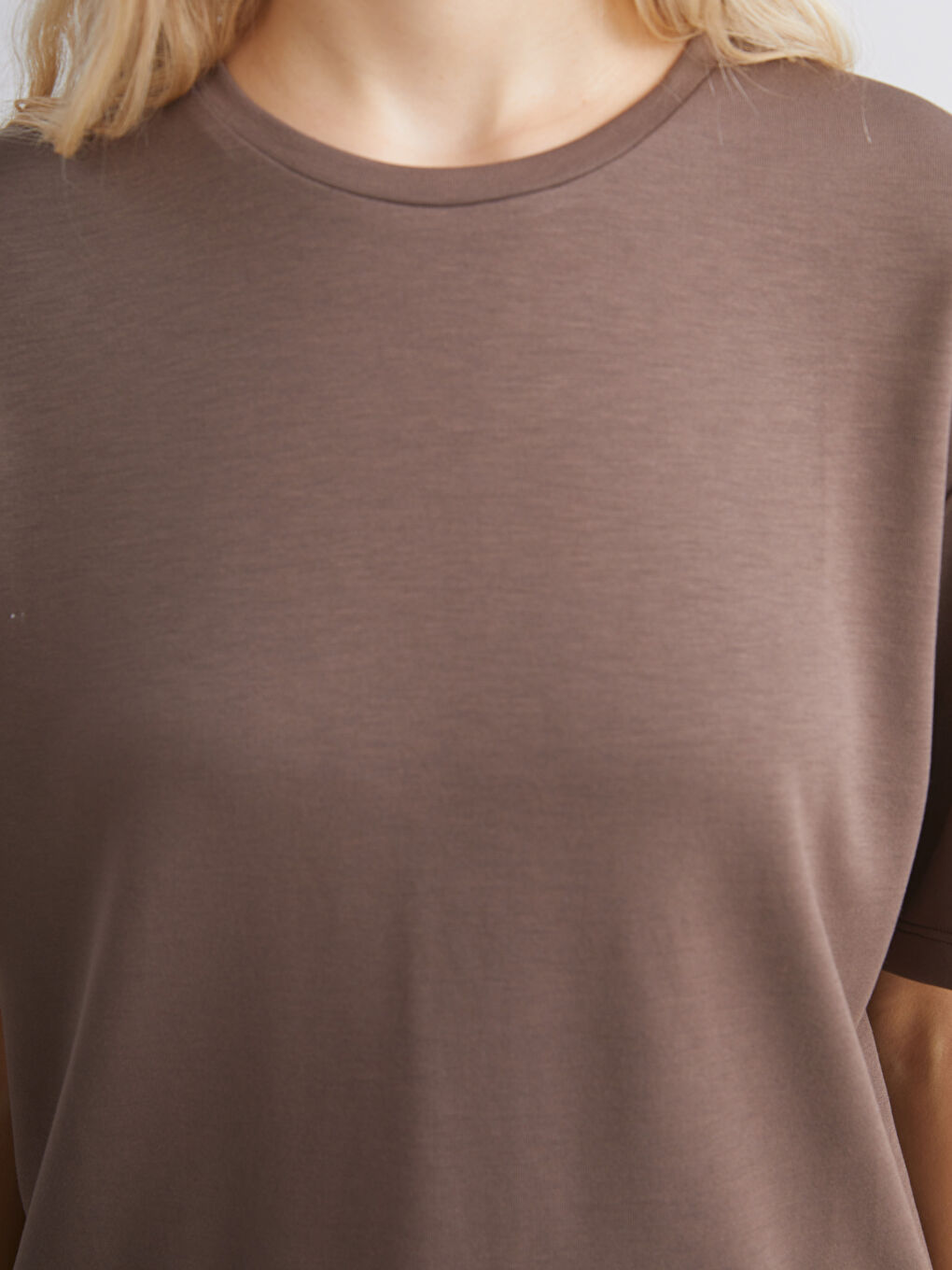 Kahverengi Bisiklet Yaka Kadın Tişört-2