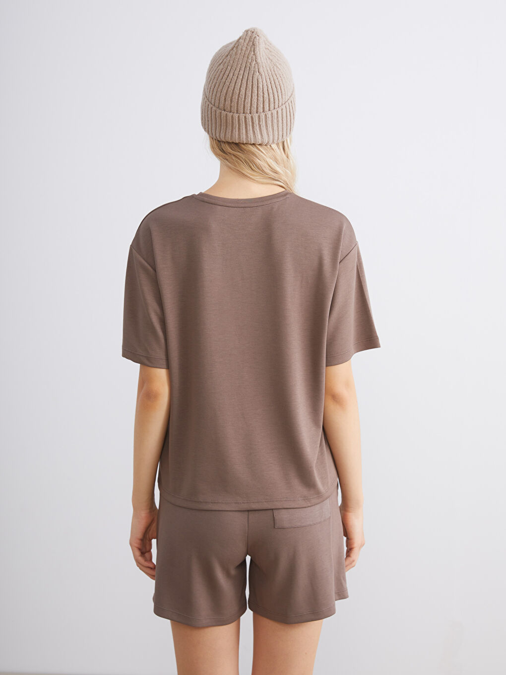 Kahverengi Bisiklet Yaka Kadın Tişört-3