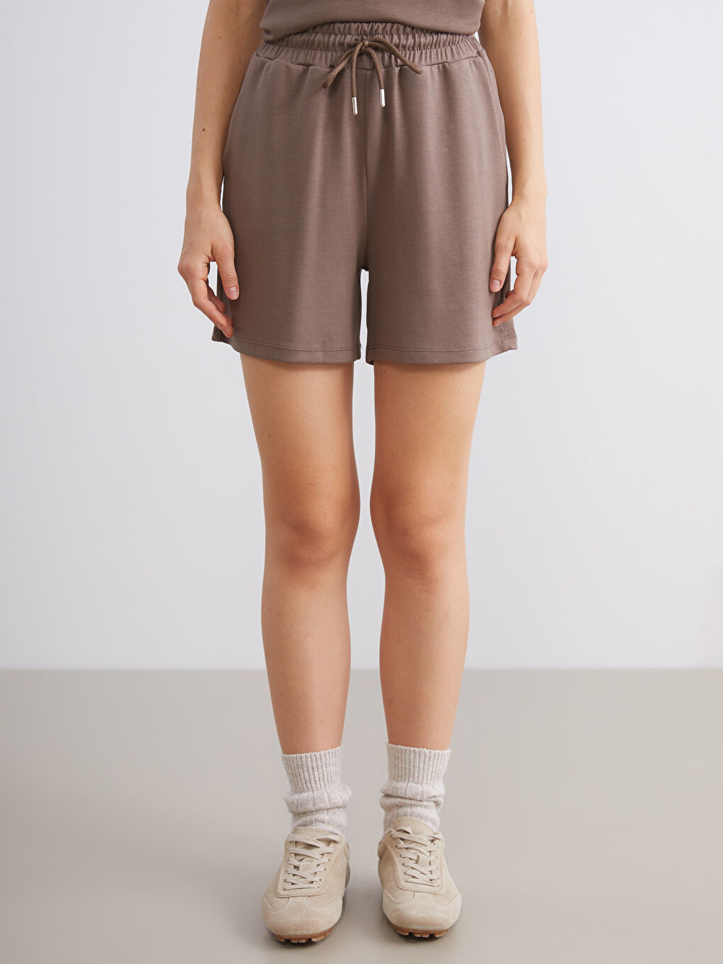 Kahverengi Beli Lastikli Kadın Şort-1
